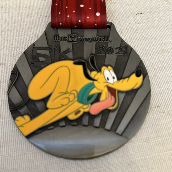Disney World 2021 Run Disney 5k Pluto Marathon Medal - Picture 2 of 4